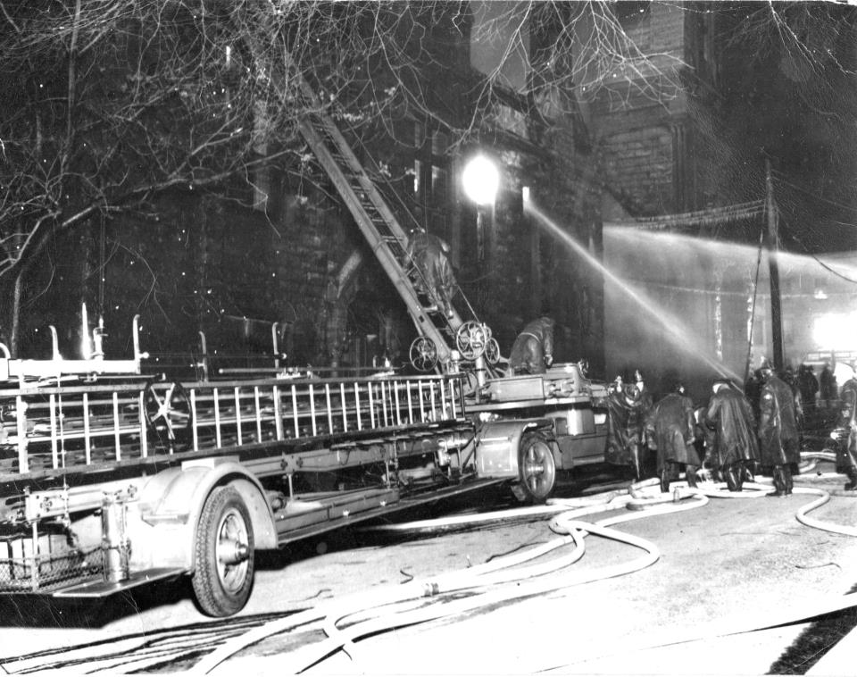 Albany Fire Dept. Ladder #1 at the fire